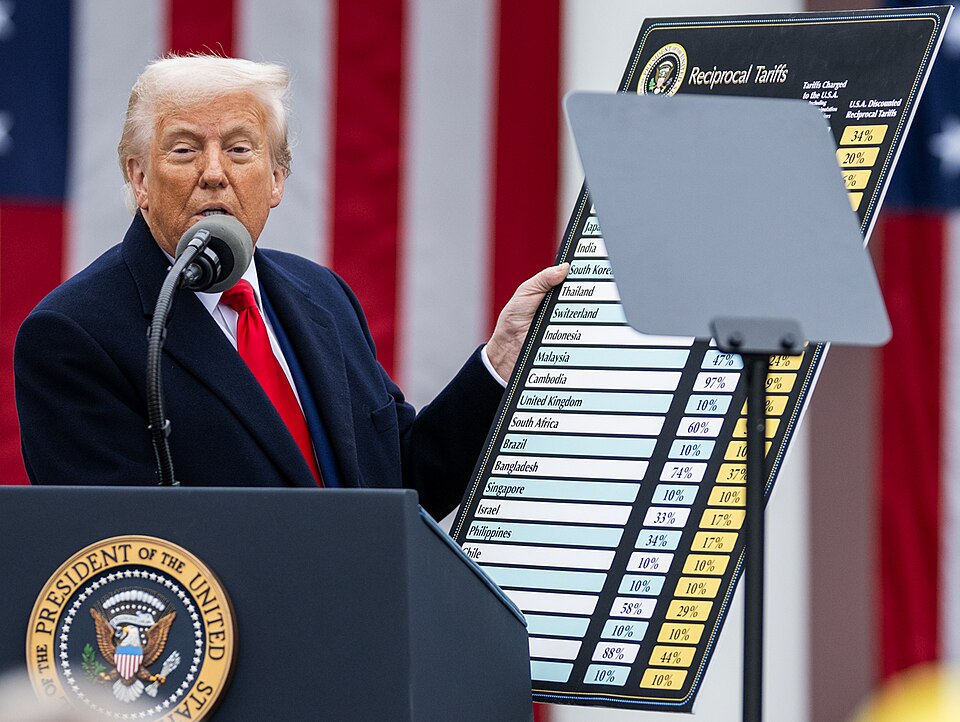 El presidente estadounidense Donald Trump sosteniendo un gráfico arancelario en el evento “Hagamos que Estados Unidos vuelva a ser rico” en 2025. Foto: Daniel Torok/La Casa Blanca