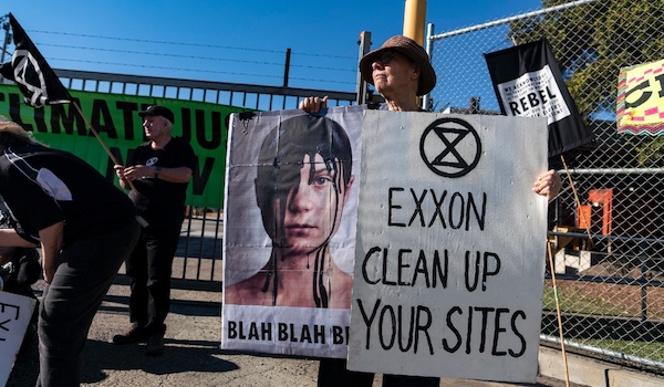 Extinction Rebellion protest at Yarraville Fuel Terminal, Australia, 2021/ Matt Hrkac from Geelong / Melbourne, Australia, CC BY 2.0 , via Wikimedia Commons