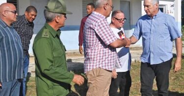 Cuban President Miguel Díaz-Canel, right, meets with water supply workers Aug. 27 in Havana. Cuba is taking steps to revive production crippled by U.S. rulers’ attacks, defend its revolution.