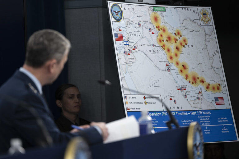 La cronología de la Operación Furia Épica se mostró en una rueda de prensa en marzo de 2026. Foto: Secretario de Guerra de EE. UU.