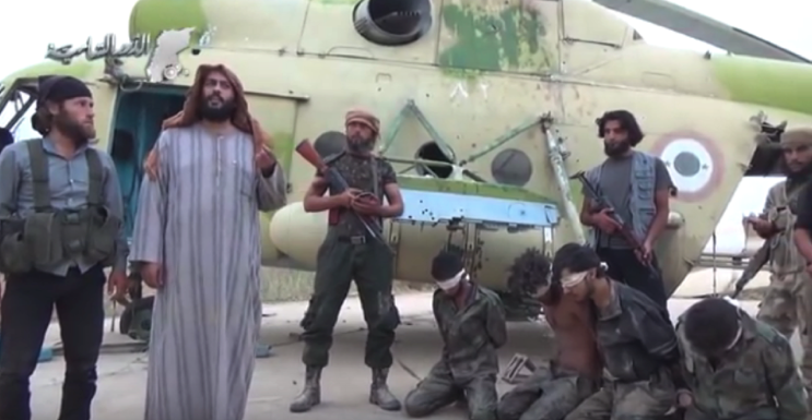 Abdullah Muhaysini bendiciendo la masacre de 56 soldados sirios cautivos en la base aérea de Abu-Dhuhur, 2015.