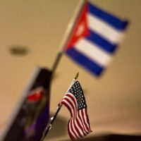 Flags of Cuba and the U.S. (Cubahora/Flickr, https://www.flickr.com/photos/cubahora/16527147240; CC BY-SA 2.0, https://creativecommons.org/licenses/by-sa/2.0/)