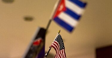 Flags of Cuba and the U.S. (Cubahora/Flickr, https://www.flickr.com/photos/cubahora/16527147240; CC BY-SA 2.0, https://creativecommons.org/licenses/by-sa/2.0/)