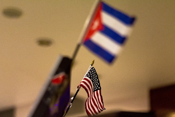 Flags of Cuba and the U.S. (Cubahora/Flickr, https://www.flickr.com/photos/cubahora/16527147240; CC BY-SA 2.0, https://creativecommons.org/licenses/by-sa/2.0/)