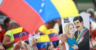 Demonstrators in Caracas hold a banner depicting Venezuelan President Nicolás Maduro and First Lady Cilia Flores with the slogan "Bring Them Back," demanding their release from illegal US imprisonment. Photo: Telesur.