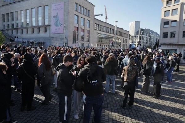 Antifascists demonstrators gather at Brussels central railway station. Photo: X