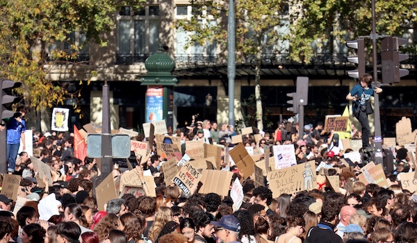 Paris Protesters on the 6th October Protests/FreCha, CC BY-SA 4.0 , via Wikimedia Commons