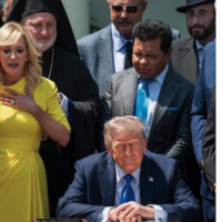 Evangelical Christian leaders pray before US President Donald Trump (right) signs an executive order during the National Day of Prayer. Photo: Molly Riley/White House/Zuma Press/Europa Press.