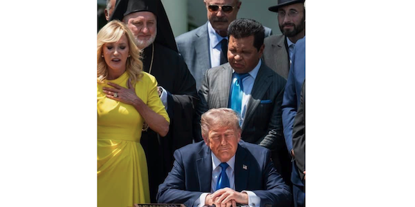 Evangelical Christian leaders pray before US President Donald Trump (right) signs an executive order during the National Day of Prayer. Photo: Molly Riley/White House/Zuma Press/Europa Press.