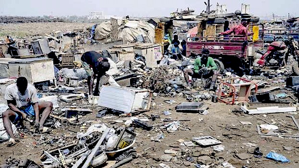 Young men dismantle vehicles and household appliances with chisels and hammers to sort what can be recycled at one of the largest metal and electronic waste dumps in the Global South, Accra, Ghana, March 2023. Photo: picture alliance / Hans Lucas | Jean-Francois FORT
