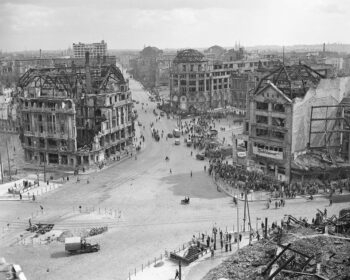 Vista aérea de la Potsdamer Platz en el centro de Berlín, donde convergieron los sectores soviético, británico y estadounidense en agosto de 1949. Alemania seguía siendo una nación devastada incluso cuatro años después del fin de la Segunda Guerra Mundial. Esta zona se había convertido en el mayor centro del mercado negro de divisas después de que las autoridades de ocupación estadounidenses, británicas y francesas hicieran realidad de facto la división de Alemania en dos estados mediante la unificación de la moneda en sus tres zonas. | Henry Burroughs / AP