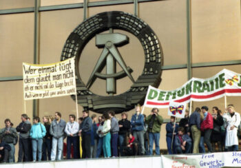 Hasta un millón de manifestantes se congregaron en el Palacio de la República, sede del gobierno, en Berlín Oriental, para exigir reformas democráticas el 4 de noviembre de 1989, cinco días antes de la apertura de la frontera con Berlín Occidental. La pancarta principal rezaba: «Wer einmal luegt dem glaubt man nicht» (Quien miente una vez, no es de fiar). El gobierno de la RDA estaba introduciendo cambios, pero los días del país ya estaban contados y Occidente comenzaba a tomar el control de la RDA. | Dieter Endlicher / AP