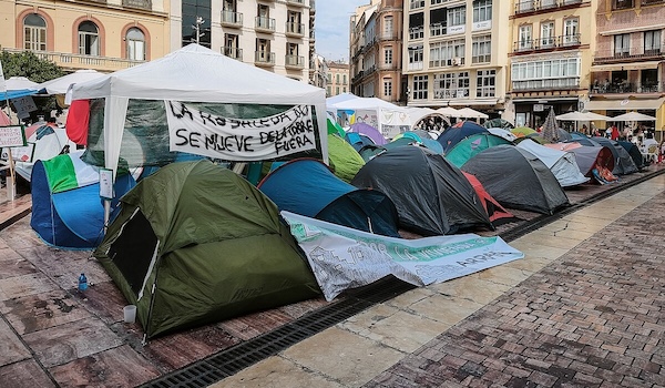 Protest camp against property prices in Plaza de la Constitución, Málaga. Photo: Pedro J Pacheco / CC BY-SA 4.0