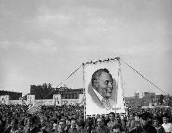 Un grupo de jóvenes porta un retrato del cantante afroamericano Paul Robeson durante un desfile en Berlín Oriental. | Eddie Worth / AP