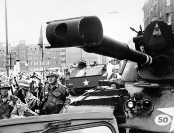 Antes de la construcción del muro, Berlín era un importante foco de tensión en la Guerra Fría, y muchos esperaban que fuera el lugar donde comenzaría la guerra entre Estados Unidos y la Unión Soviética. Aquí, un tanque estadounidense toma posición en Friedrichstrasse, en la frontera sectorial de Berlín, Alemania, el 23 de agosto de 1961, con su cañón apuntando hacia Berlín Este. | Peter Hillebrecht / AP
